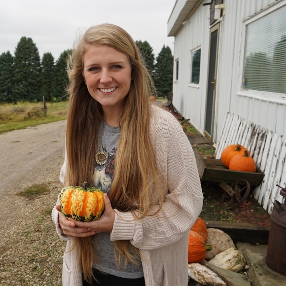 Meet your Posher, Whitney - Picture 1 of 1